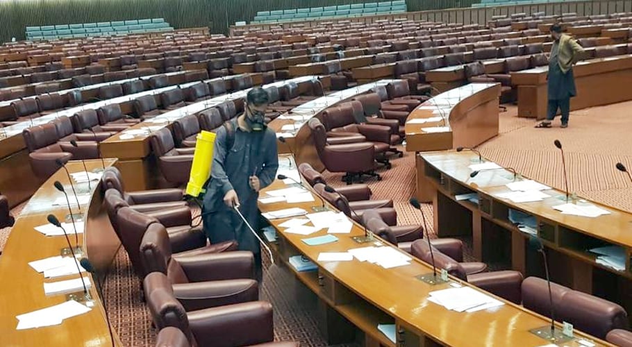کرونا وائرس سے بچاؤ کے لیے پارلیمنٹ ہاؤس میں جراثیم کش ادویات کا اسپرے کیا گیا