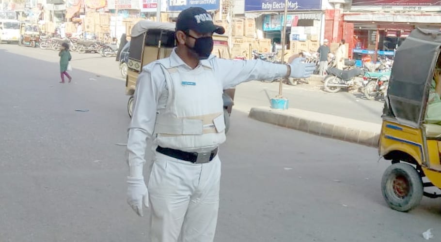 coronavirus: Provide masks, gloves to traffic police in karachi