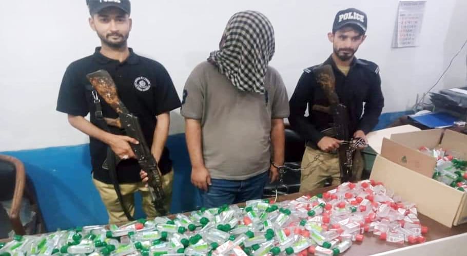 نیو ٹاؤن پولیس کی کارروائی‘ بڑی مقدار میں جعلی سینیٹائزرز برآمد