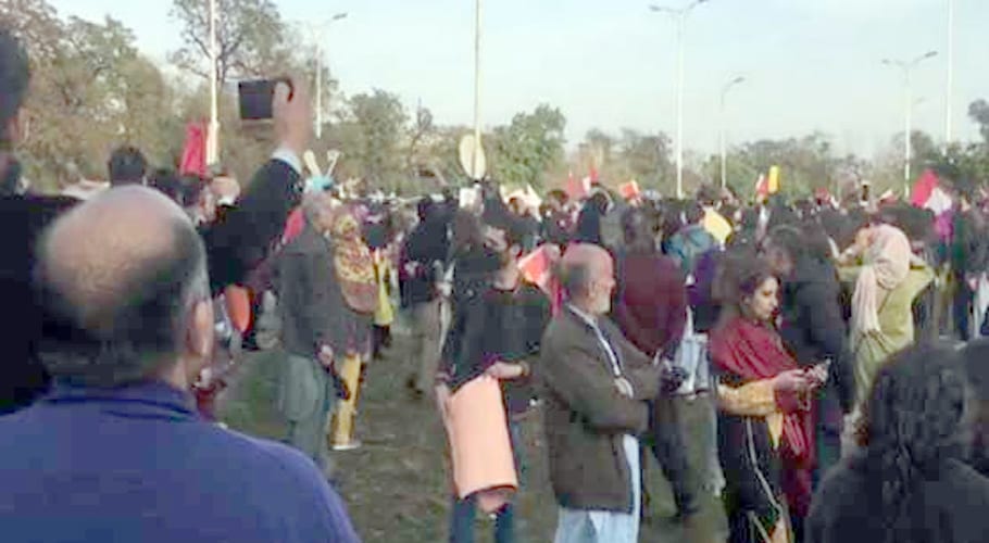 Stone pelted at Aurat March in Islamabad, police took control