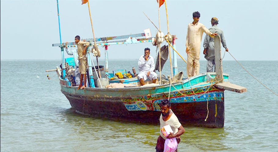 Pakistan Coast Guards distribute free ration among fishermen