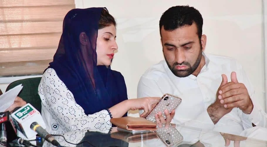 لوگوں کو دُکھ کی بجائے خوشی دے کر حیران کریں۔تحریکِ انصاف