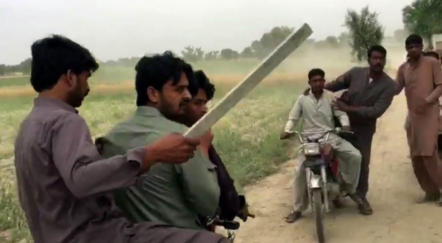 وہاڑی میں زیادتی کی کوشش ناکام ہونے پر غنڈوں کا 17 سالہ لڑکی پر تشدد
