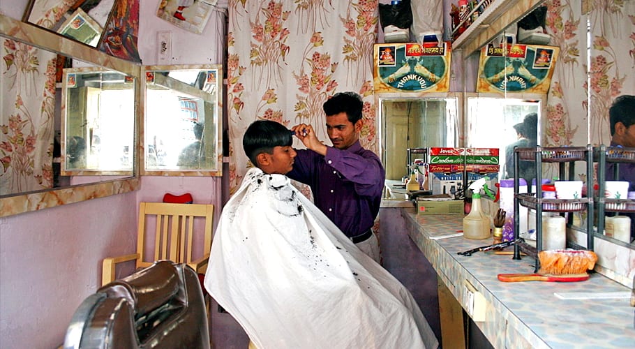 سندھ کے حجاموں نے منہ مانگے پیسوں کے عوض گھروں پر بال تراشنا شروع کردیئے