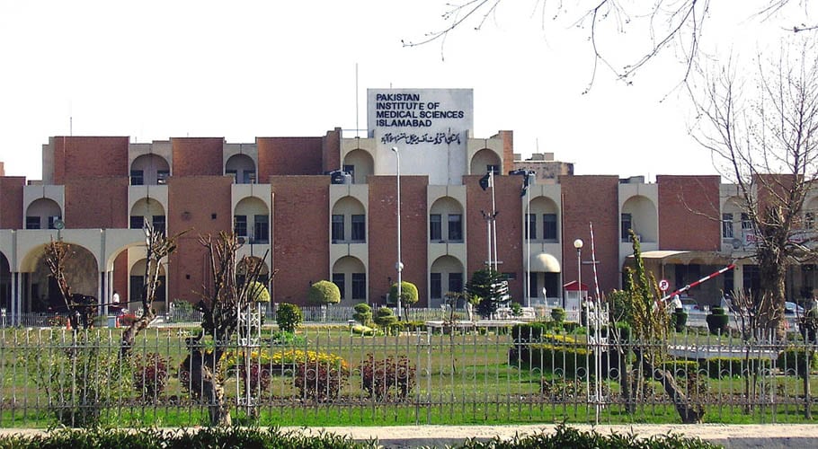 پمز ہسپتال کے آئی سی یو سے طبی عملہ غائب، عوام اپنی مدد آپ پر مجبور