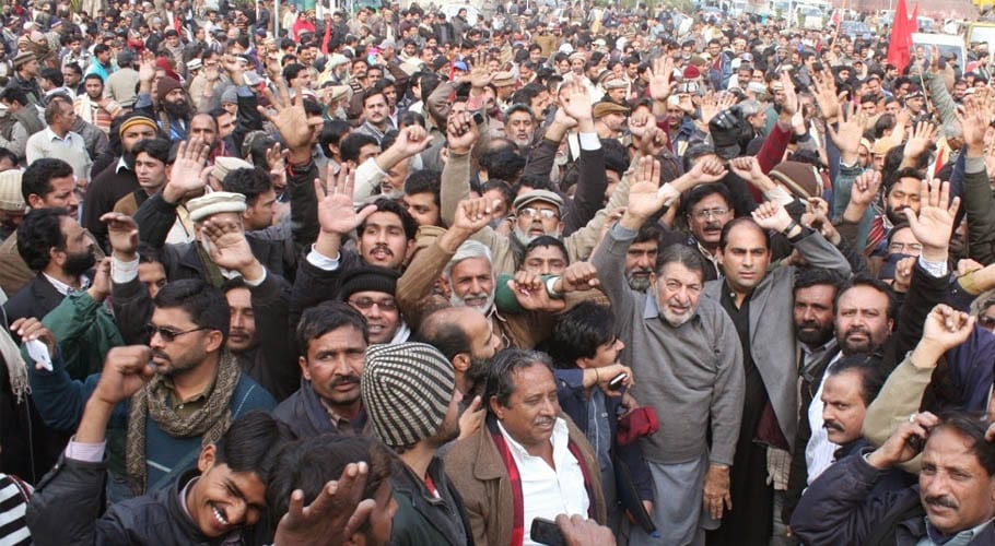 کراچی میں لاک ڈاؤن کے دوران لوڈ شیڈنگ، مظاہرین سڑکوں پر نکل آئے