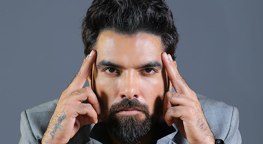 غریبوں کو امداد دیتے وقت سیلفی لینے والے فنکاروں پر یاسر حسین کی تنقید