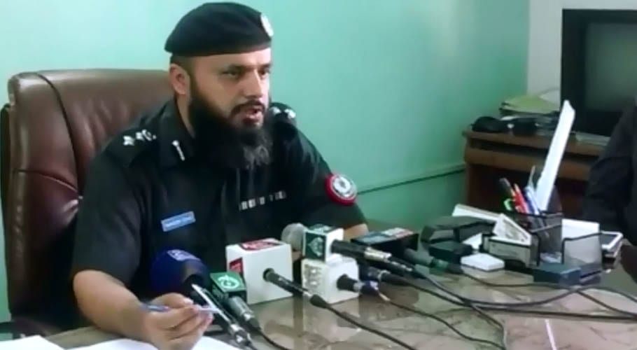 کراچی میں سرچ آپریشن، پولیس نے زمین میں چھپایا ہوا اسلحہ برآمد کر لیا