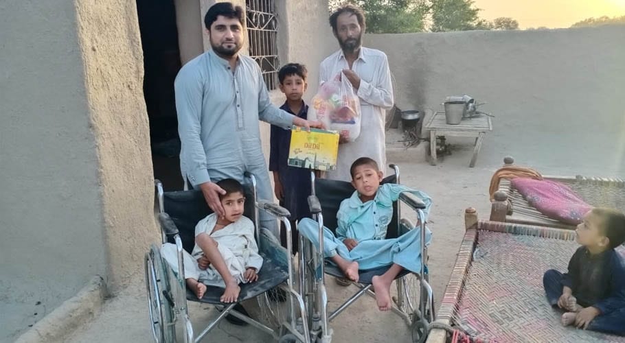 رحیم یار خان میں باپ نے معذور بچوں پر ساری جمع پونجی خرچ کردی