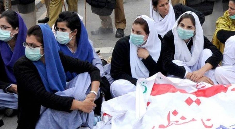 ڈاؤ انتظامیہ نے نرسز کی انتظامی سیٹوں پر غیر قانونی افراد کو بٹھا دیا ہے۔ینگ نرسز کا الزام