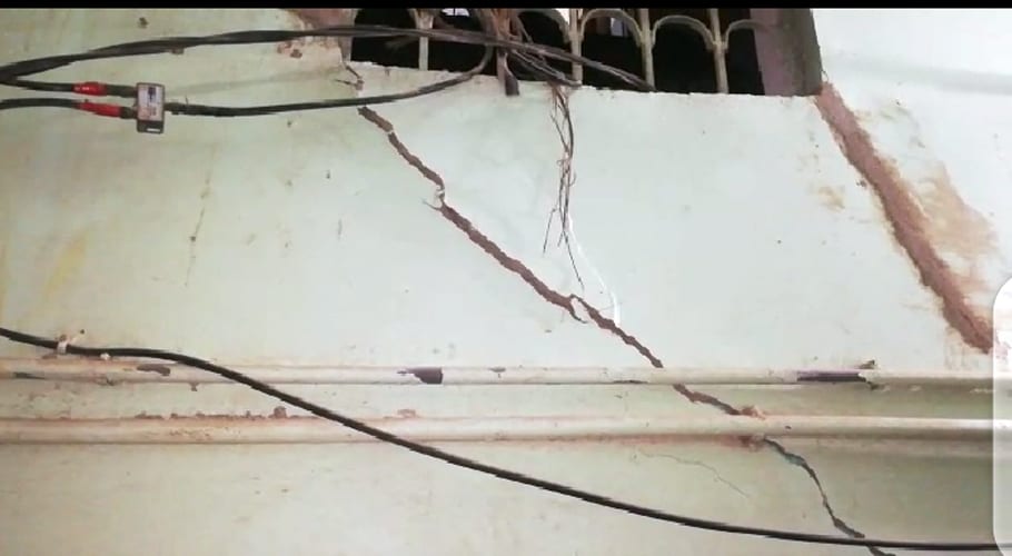 fear of building collapse in liaquatabad karachi
