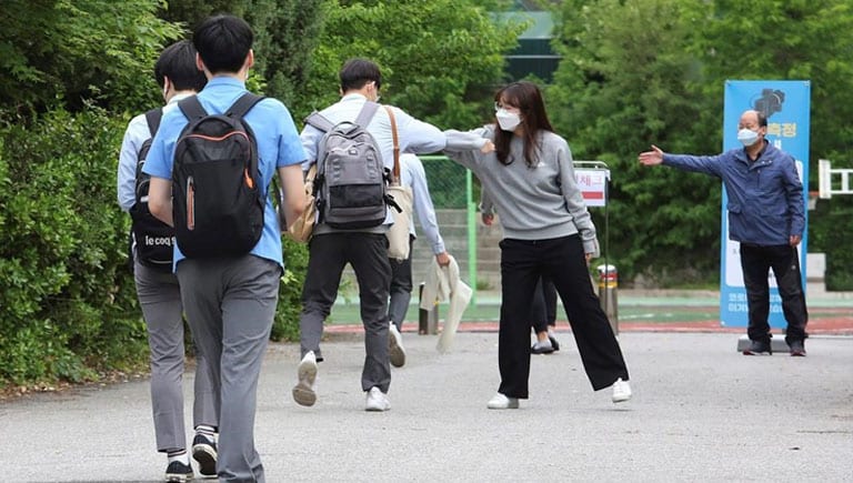 South Korean students return to school for first time this year