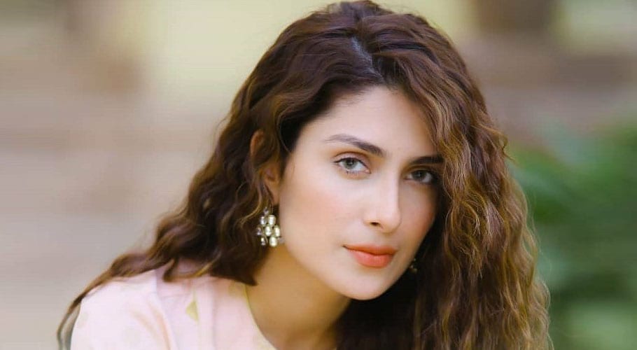 عائزہ خان نے بچپن کی خوبصورت تصویر سوشل میڈیا پرشیئر کردی