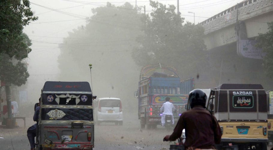 کراچی میں تیز ہواؤں کا طوفان، ہر طرف مٹی کے بادل کے چھا گئے