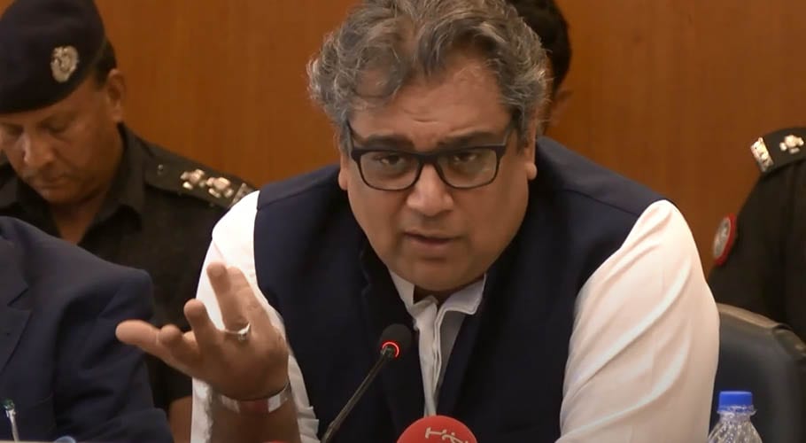 کراچی میں نالوں کی صفائی نہ کی گئی تو نشیبی علاقے زیرِ آب آسکتے ہیں۔علی زیدی
