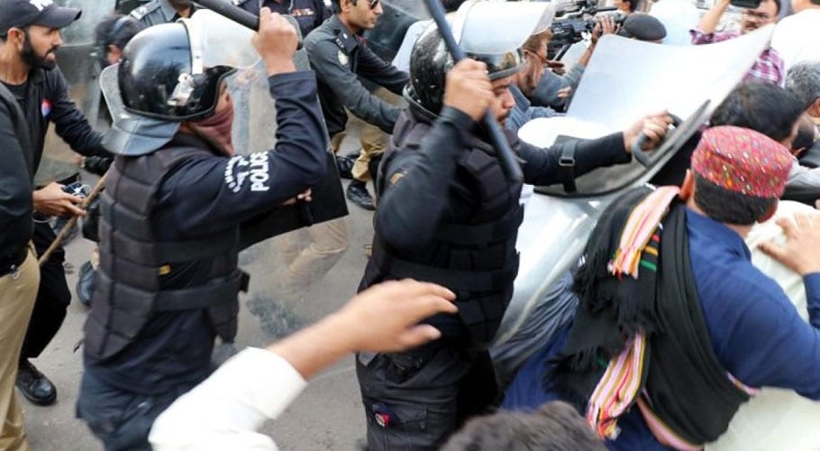 قاسم ٹیکسٹائل کے باہر احتجاج کرنے والے ملازمین پر پولیس کا بدترین تشدد