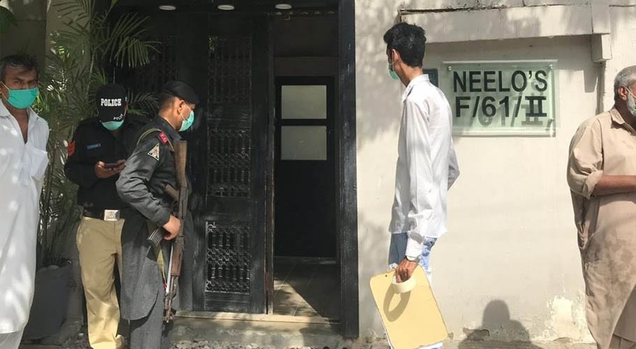 کراچی میں سماجی فاصلوں کی پابندی نہ کرنے پر حجاموں کے خلاف کارروائی شروع ہو گئی