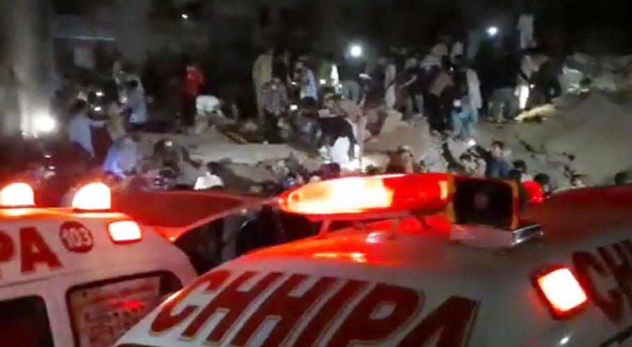 لیاری کے علاقے کلری میں دو رہائشی عمارتیں گر گئیں، امدادی سرگرمیاں جاری