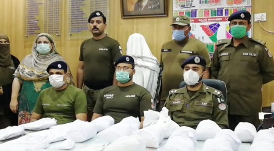 پولیس نے خاتون اسمگلر کو گرفتار کرکے بھاری مقدار میں ہیروئن بر آمد لی