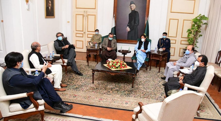 وزیرِ اعظم سے گورنر سندھ اور پی ٹی آئی رہنماؤں کی ملاقات، کراچی کیلئے ہدایات جاری