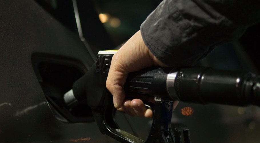 پٹرول کی قیمت میں 5 روپے فی لٹر اضافے کی تجویز، سمری وزارتِ خزانہ کو ارسال