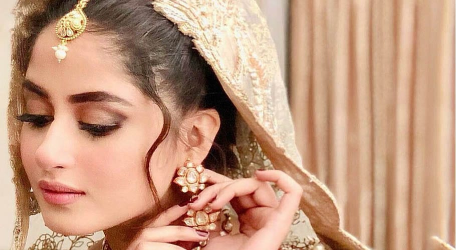 پالتو کتوں کا شوق، سجل علی کی بلیک اینڈ وائٹ تصویر سوشل میڈیا پر وائرل ہو گئی