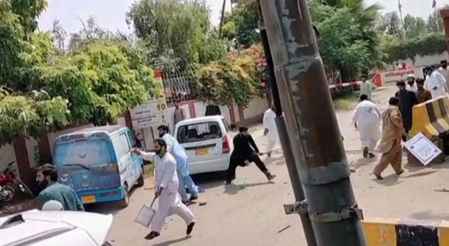 بلیو ورلڈ ہاؤسنگ ہاؤسنگ سوسائٹی کیخلاف احتجاج کرنے والے مظاہرین پر حملہ، 8افراد شدید زخمی