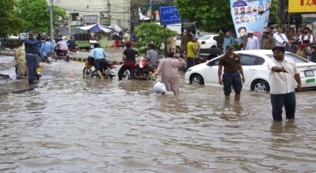 لاہور میں وزیرِ اعلیٰ پروٹوکول کے بغیر بارش کے بعد صورتحال جاننے کیلئے باہر آگئے