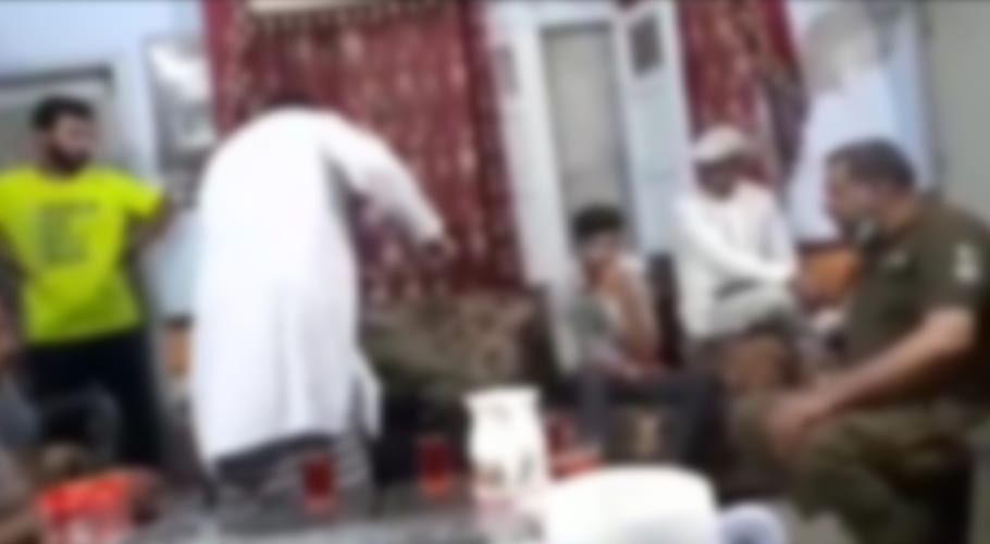 سیالکوٹ میں ظلم کی نئی تاریخ رقم، سیاستدان کا پولیس کی موجودگی میں 3 نوجوانوں پر تشدد