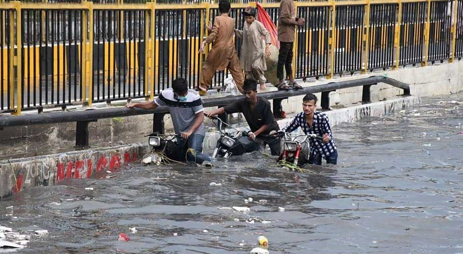 کراچی میں بارش کے باعث پیدا ہونے والی صورتحال کا تصویری جائزہ