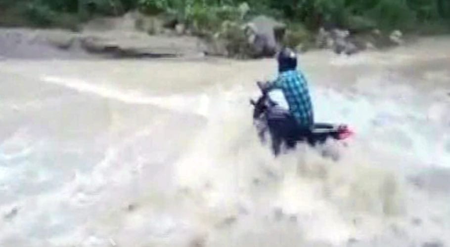 کراچی، موٹر سائیکل سوار بارش کے پانی کے تیز بہا ؤمیں بہہ کر لاپتہ ہوگیا