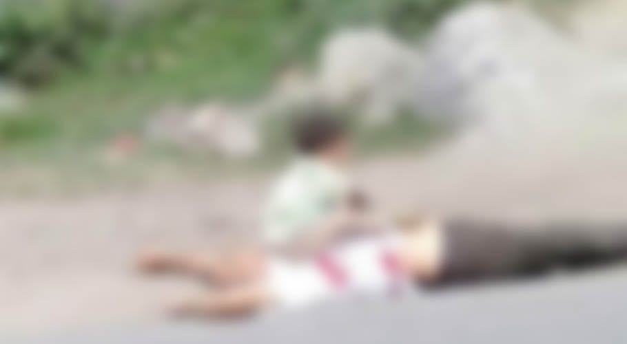 مقبوضہ کشمیر میں بھارتی فوج کا ظلم جاری، بچے کے سامنے شہری کو شہید کردیاگیا