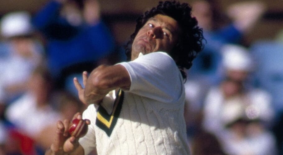 سن 1987ء میں عمران خان 300 وکٹس لینے والے پہلے پاکستانی بنے۔پی سی بی
