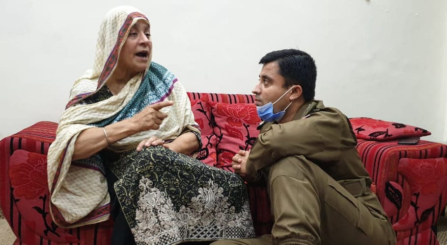 ایس پی راول، بیٹے کے تشدد کا نشانہ بننے والی گلناز بی بی کے گھر پہنچ گئے