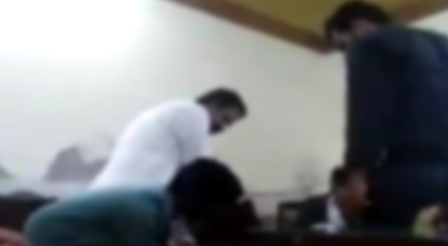 وزیر آباد میں قانون دان نے ٹریکٹر ٹرالی گاڑی سے ٹکرانے پر مزدورں پر ڈنڈے برسا دئیے