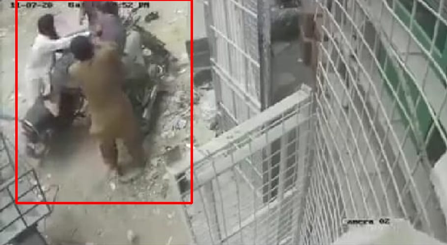 children caught a dacoit In Landhi