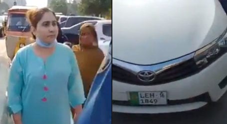 لاہور میں غلط پارکنگ سے منع کرنے پر خاتون نے ٹریفک وارڈن کو تھپڑ ماردیا