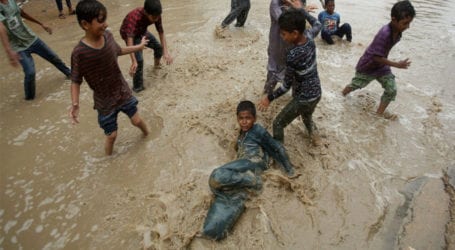 کراچی میں شہری انتظامیہ کی غفلت، بارش کے بعد رہائشی علاقوں میں تعفن پھیل گیا