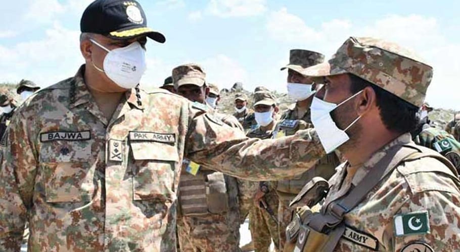 آرمی چیف کا ایل او سی چھمب سیکٹر کا دورہ،جوانوں کو مقامی آبادی کی بھرپورمدد کی ہدایت