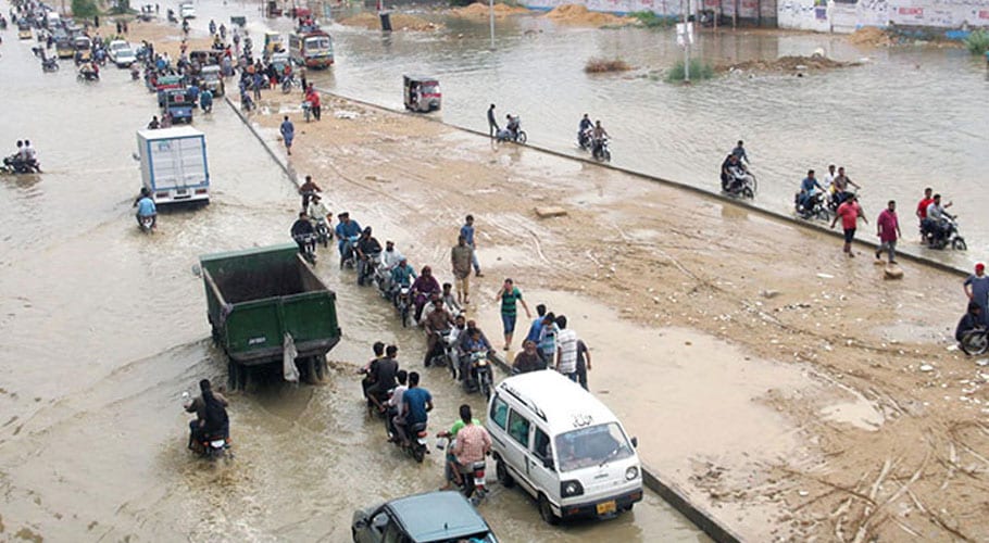 کراچی میں بارش کے بعد حفاظتی اقدامات، بڑے پیمانے پرنالہ صفائی مہم شروع کردی گئی