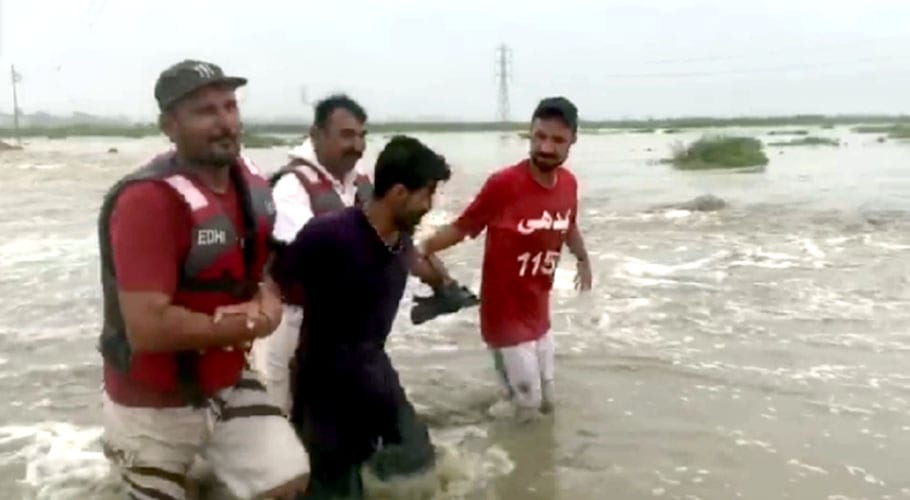 ایدھی کے رضا کاروں نے قیوم آباد ندی میں ڈوبنے والے دو افراد کو زندہ بچالیا