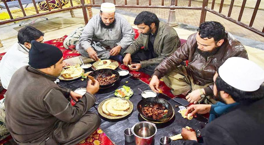 حکومت نے ا سکولز،شادی ہالز،ریسٹورنٹس سمیت دیگر شعبے کھولنے کا فیصلہ کرلیا