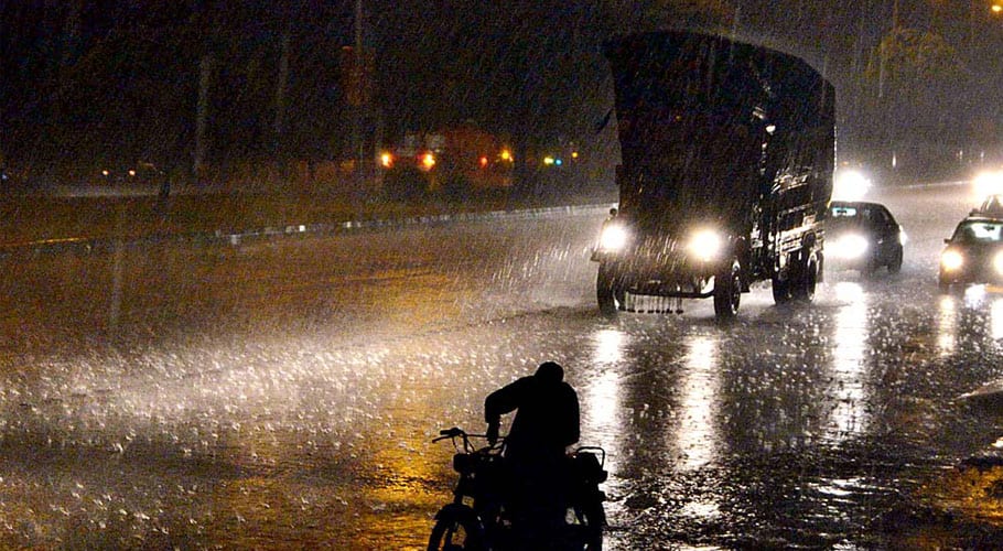 کراچی کے مختلف علاقوں میں تیز بارش،سڑکوں پر پانی جمع، ٹریفک جام