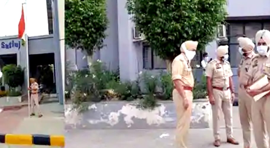 بھارت، علیحدگی کی تحریکیں زور پکڑ گئیں، موگا میں ڈی سی آفس پر خالصتان کا پرچم لہرا دیا گیا