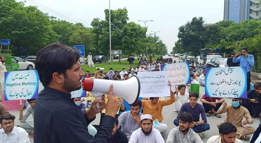 اسلام آباد میں پی ایم ڈی سی دفتر کے سامنے طلباء کا احتجاج، ٹوئٹر پر ٹاپ ٹرینڈ بن گیا