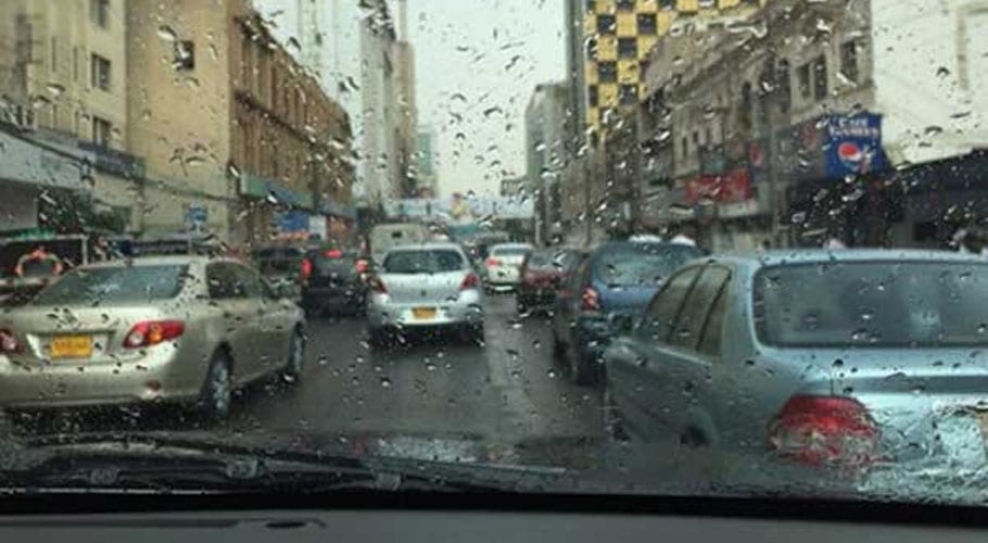 کراچی میں گزشتہ روز کا پانی سڑکوں پر موجود، بارش ایک بار پھر شروع ہوگئی