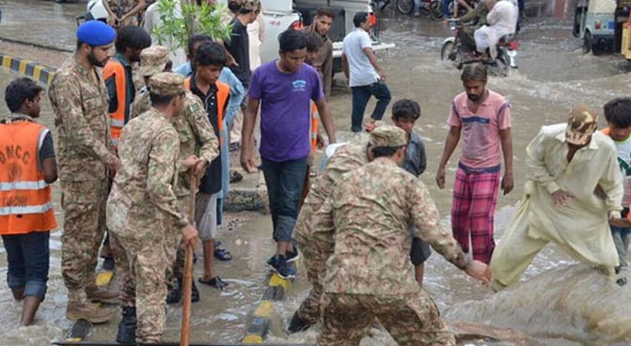 سیلابی صورتحال، کراچی میں شہریوں کی مدد کیلئے پاک فوج کا ریسکیو آپریشن جاری