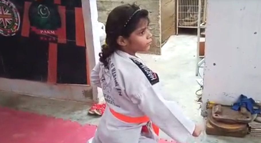 پاکستان کی 7 سالہ مارشل آرٹسٹ نے بھارت کو شکست دے دی، ورلڈ ریکارڈ قائم