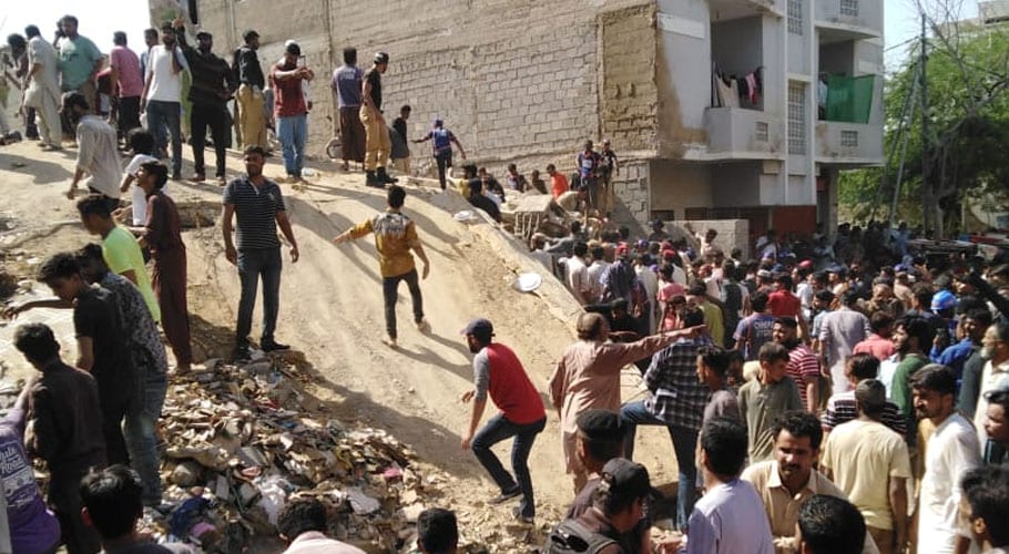کراچی، زمین بوس ہونیوالی عمارت کے ملبے سے قیمتی سامان چراتے ہوئے ایک شخص گرفتار