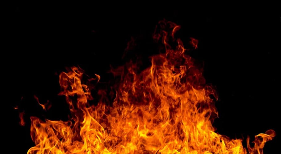 بھینس کالونی میں خوفناک آتشزدگی، فائر بریگیڈ کی ٹیمیں روانہ